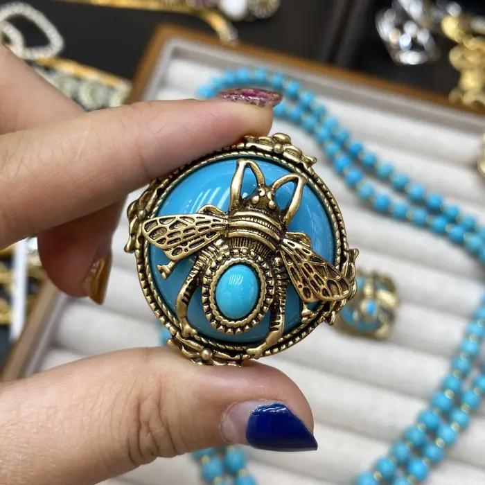 Ensemble de collier double couche turquoise rétro pour femme avec bague boucles doreilles et broche bijoux vintage style rétro à offrir pour occasions spéciales