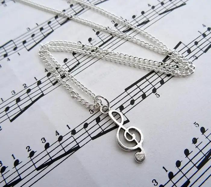 Collier Triple Aléf breloque note de musique bijou néo-gothique à offrir pour femme homme occasions spéciales anniversaires concerts