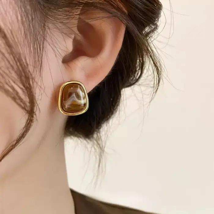 Boucles d'oreilles vintage en résine carrée couleur café pour femmes et filles bijoux tendance 2025 design géométrique style vendange et personnalité occassions spéciales
