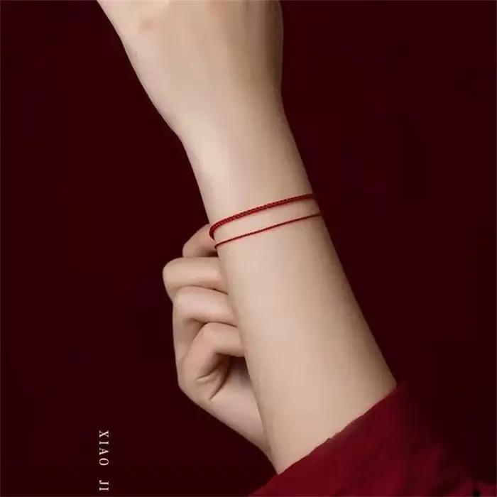 Bracelet à cordes rouges avec fermoir plaqué or