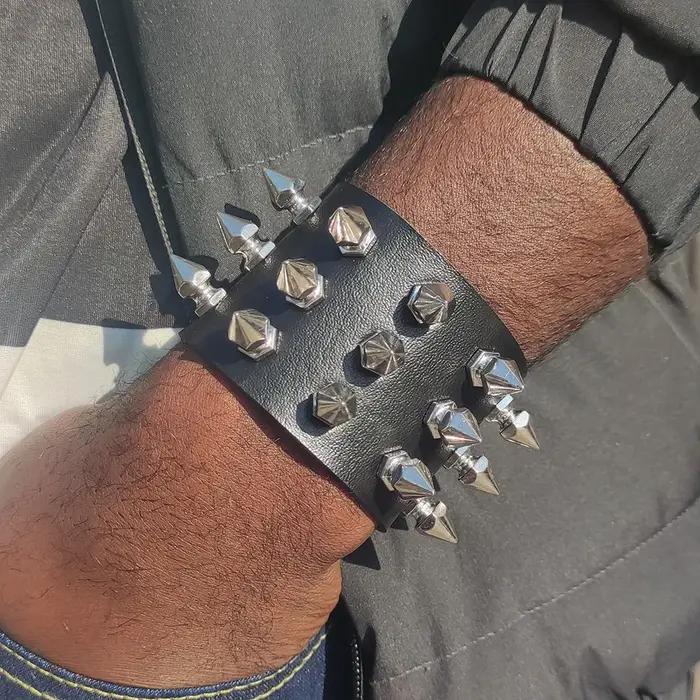Bracelets en cuir Vintage Punk rangée Cuspidal pointes Rivet goujon large manchette