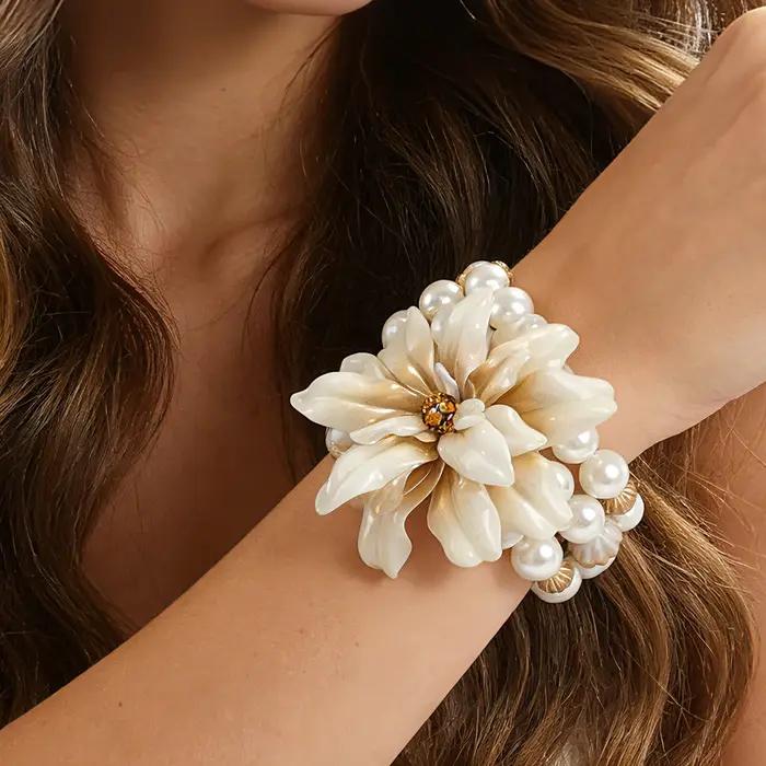 Bracelet floral perlé, accessoire tendance pour brunch