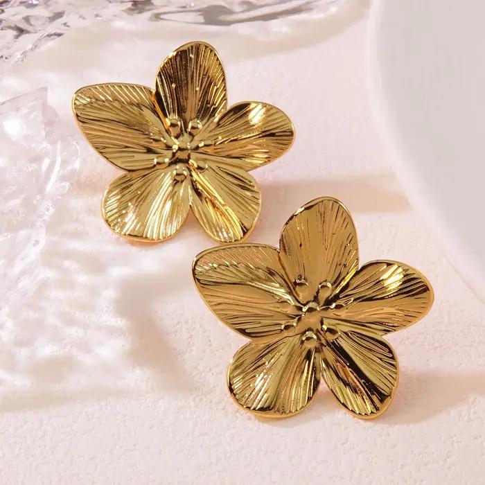 Boucles d'oreilles Fleur à Cinq Pétales Dorées Rétro Style Cour Française Personnalité Exagérée Texture Plissée Acier Inoxydable Paire Assortie