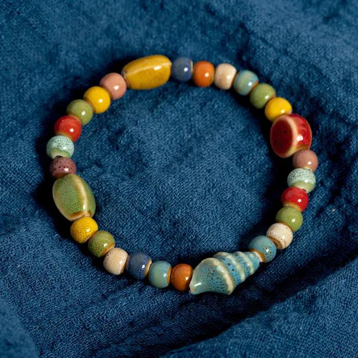 Bracelet de perles en céramique coloré étoile de mer et coquillage fait à la main