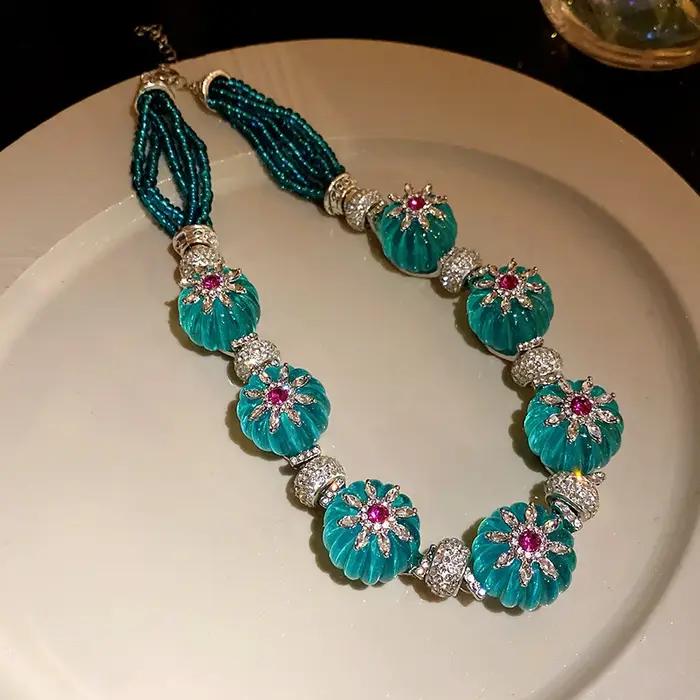 Collier de boucles d'oreilles à motif de fleurs en résine avec une chaîne de clavicule rétro et élégante