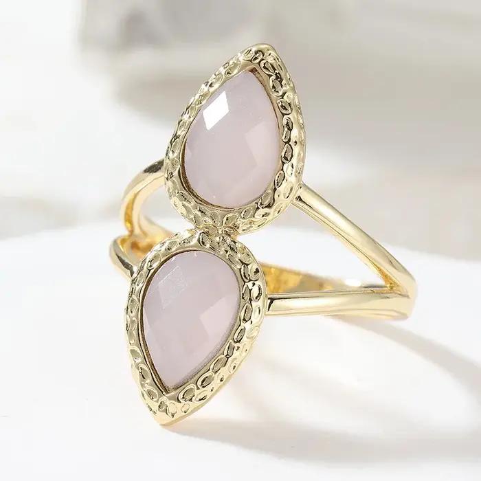 Bague classique pour femme incrustée de pierres roses