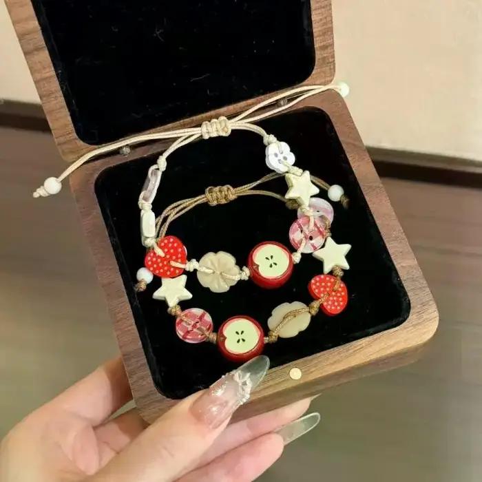 Bracelet à thème pommes sur cordon marron pour filles