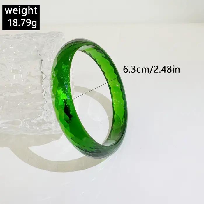 Bracelet en résine colorée transparente avec découpes géométriques pour femmes, styles modernes et élégants pour les occasions estivales