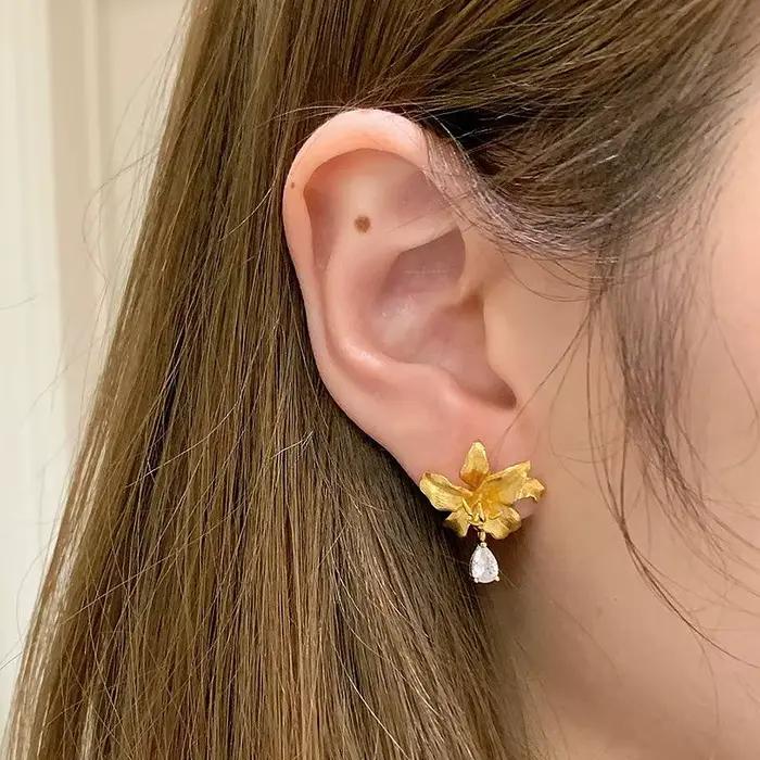 Boucles d'oreilles en cristal de luxe en forme de fleur de lys pour femmes, élégantes et sophistiquées pour mariage, banquets et occasions spéciales