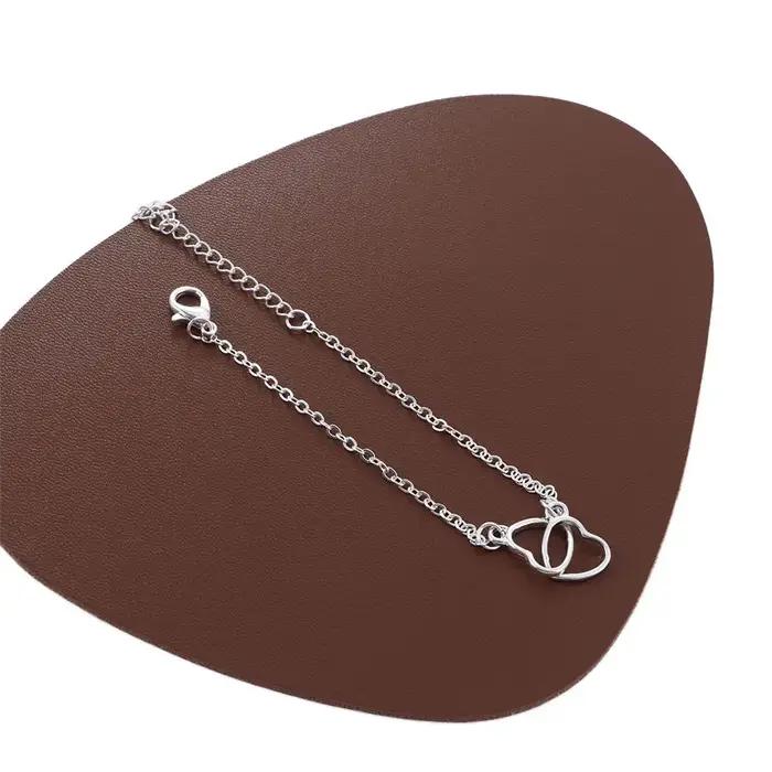 Parure de bijoux en strass : collier et boucles d'oreilles
