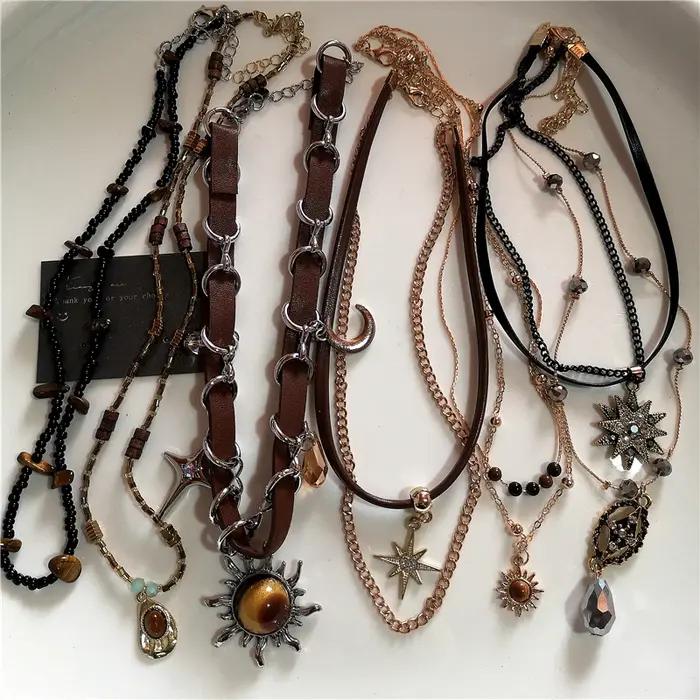 Collier Vintage en cuir avec pendentif soleil en pierre marron