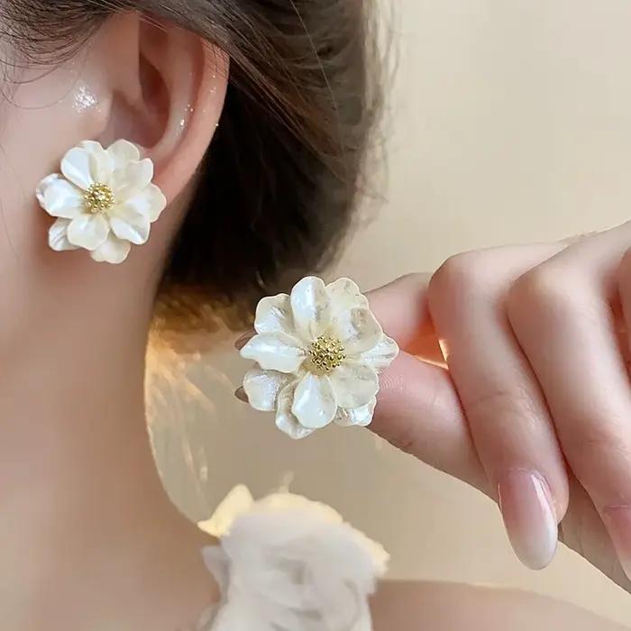 Boucles d'oreilles à fleurs acryliques blanches pour femmes