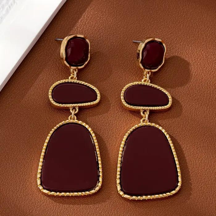 Une paire de boucles d'oreilles légères de luxe, sexy, tendance, à la mode, décontractées et polyvalentes pour femmes