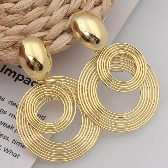 Grandes boucles d'oreilles rondes tendance pour femmes