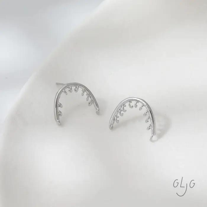 Boucles d'oreilles arquées à plusieurs trous de suspension