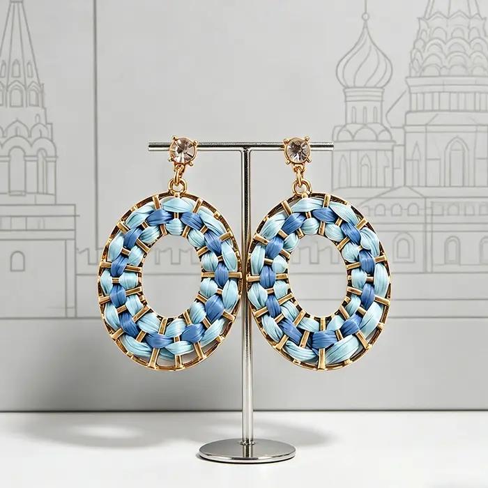Boucles d'oreilles pendantes en raphia tressé bleu dégradé avec monture dorée et cristaux étincelants