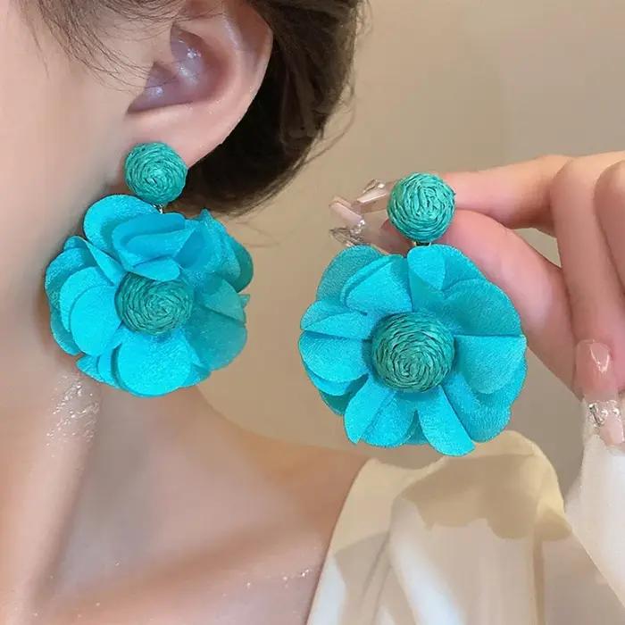 Boucles d'oreilles en raphia multicolores faites à la main pour femmes