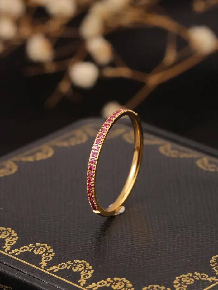 1 bague fine en acier inoxydable plaqué or 18 carats avec micro-incrustations de strass blancs et rouge rosé