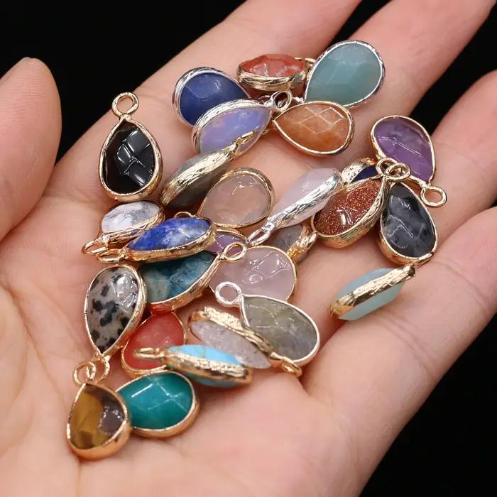 Charm en pierre naturelle semi-précieuse en forme de goutte d'eau avec bord doré pour colliers et bracelets élégants et personnalisables pour femmes occassions spéciales