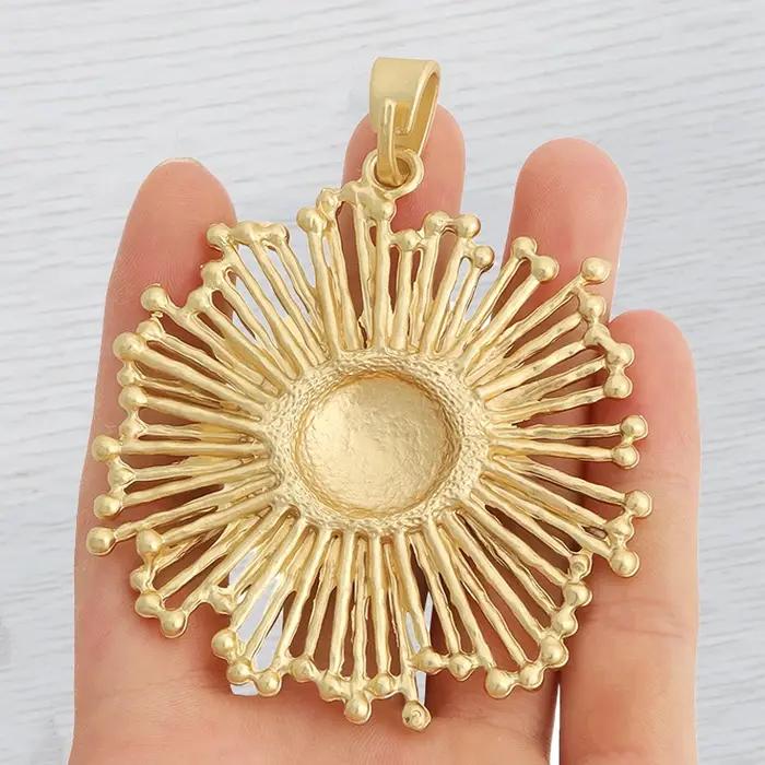 Grand pendentif tournesol couleur or mat