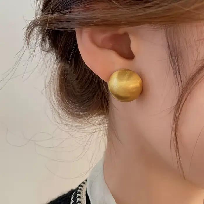 Boucles d'oreilles demi-cercle en métal givré brossé