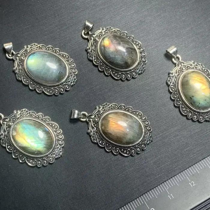 Collier pendentif ovale en pierre de lune naturelle 40 mm