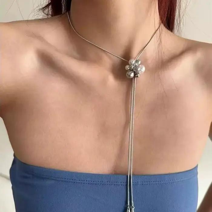 Boucles d'oreilles en perles de fleur gris blanc