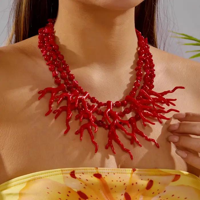 Collier multirangs exagéré en corail rouge pour femme