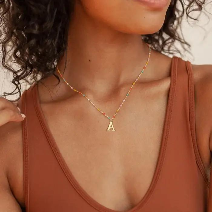 Collier initial coloré perlé pour femme