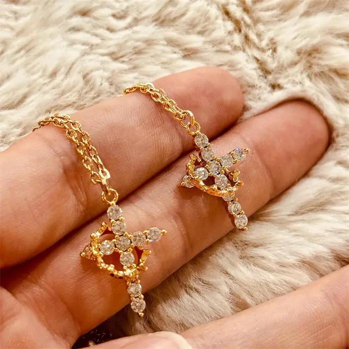 Collier avec pendentif couronne et croix rotative pour femmes
