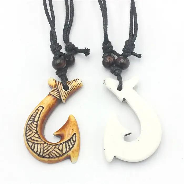 Collier à crochet de poisson de Maui - Pendentif spirale maori sculpté en résine