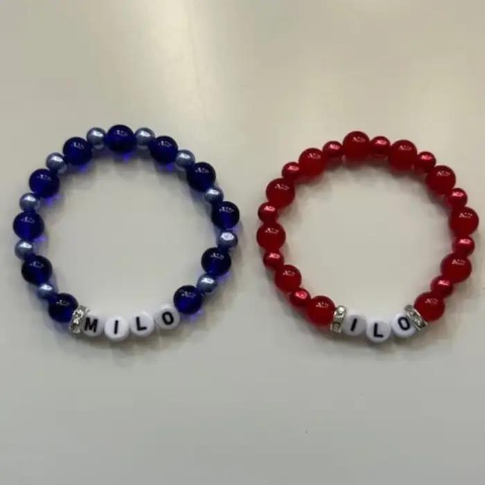 Bracelet en perles rouges et bleues fait à la main