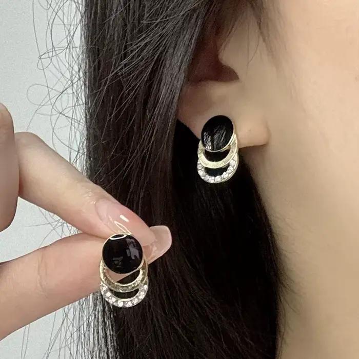 Boucles d'oreilles rondes émaillées noires pour femmes, clous d'oreilles géométriques creux en cristal, bijoux élégants pour mariage et fête