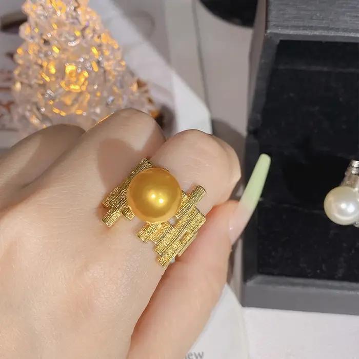 Bague de déclaration en perle métallique pour femmes, design unique, style moderne, bijou de luxe pour occasions de fête