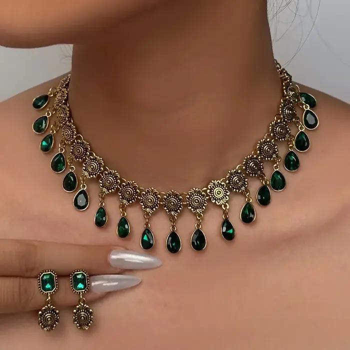 Ensemble collier et boucles d'oreilles en forme de goutte d'eau