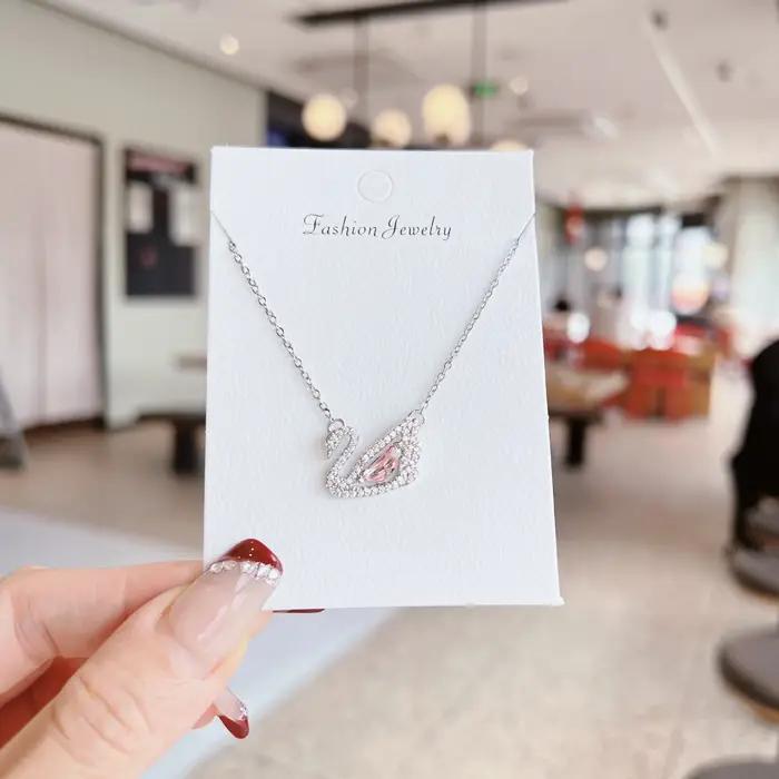 Collier pendentif cygne en cuivre incrusté de zircon, un cadeau de vacances doux et romantique pour les femmes
