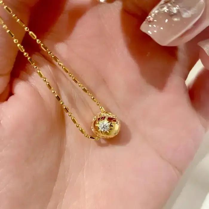 Collier classique brillant avec incrustation de perles rondes et étoiles en diamant