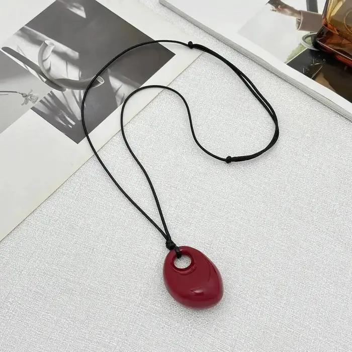 Lacteo 4 couleurs mode Simple irrégulière rouge résine pendentif collier pour les femmes 2025 nouveau Punk Unique longues chaînes colliers bijoux
