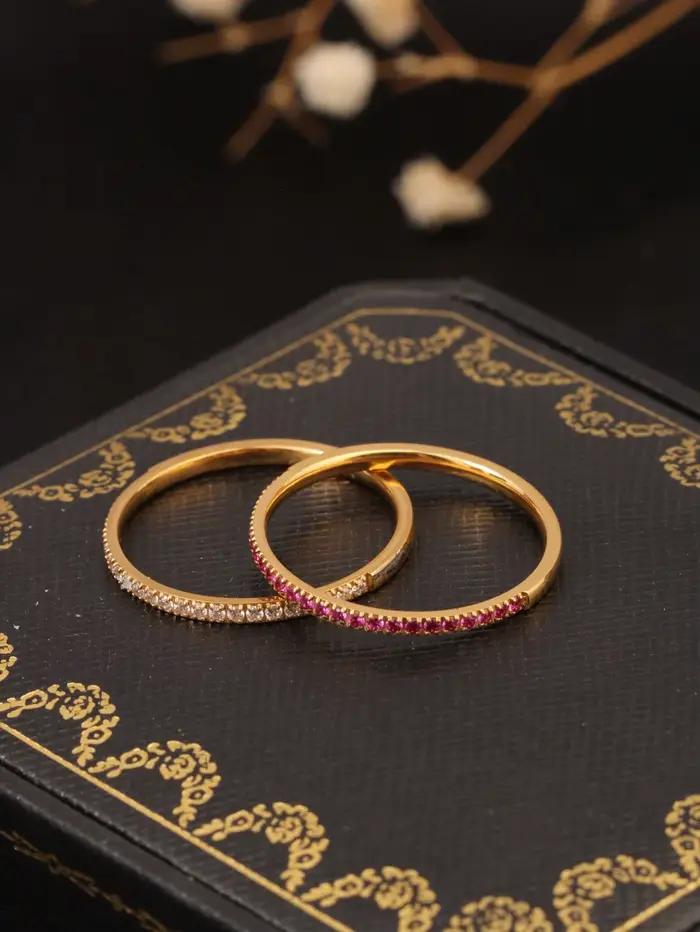 1 bague fine en acier inoxydable plaqué or 18 carats avec micro-incrustations de strass blancs et rouge rosé