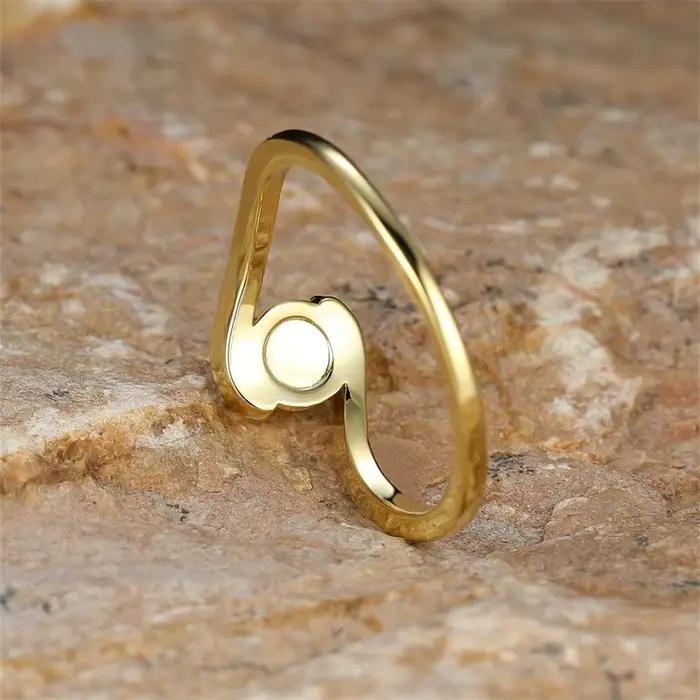 Bague ronde en opale de feu blanche arc-en-ciel pour engagement et occasions spéciales pour femmes minimalistes et élégantes