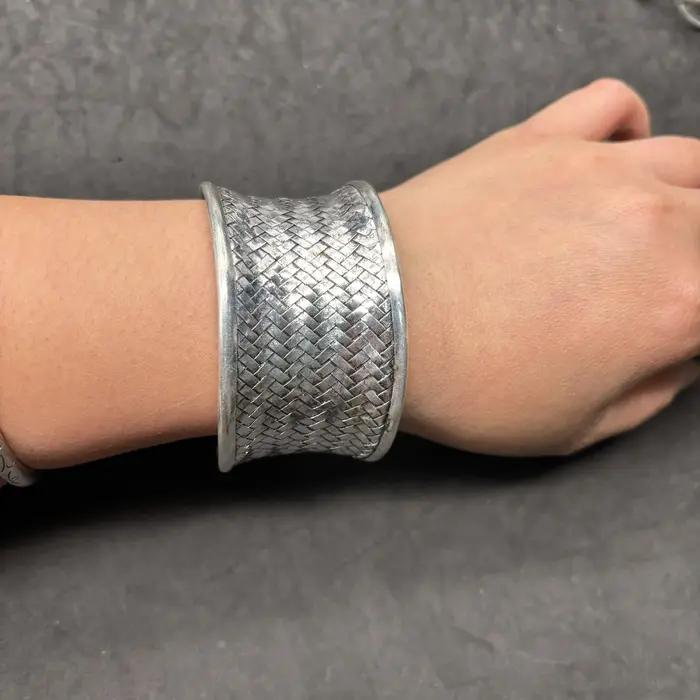 Bracelet large tissé à la main
