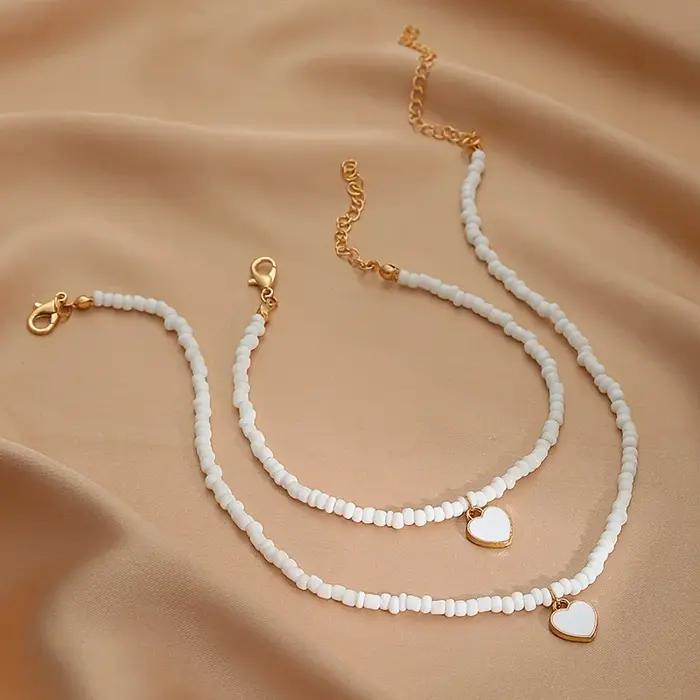 Collier avec pendentif en forme de cœur et de perles de rocaille