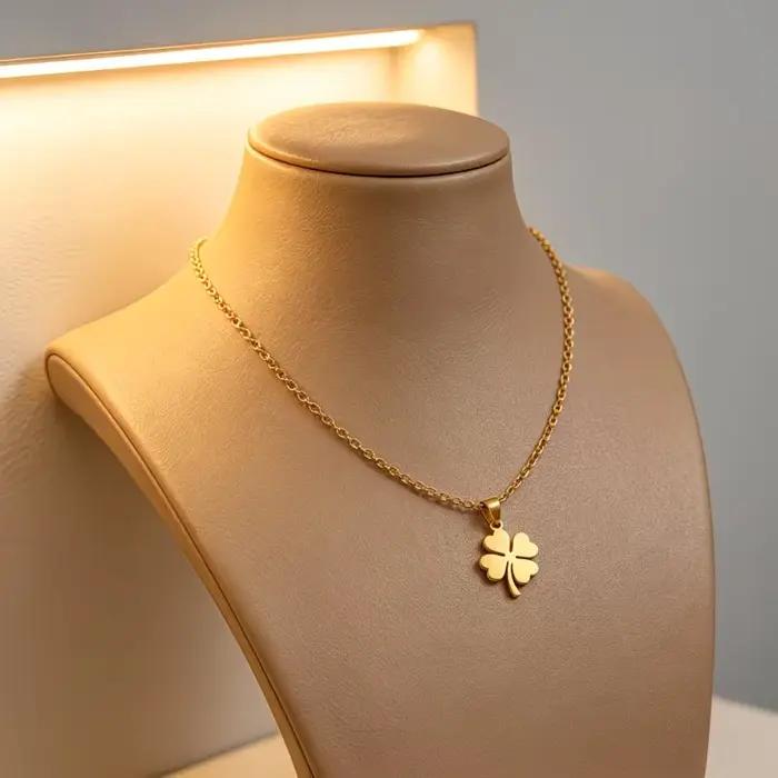 Collier pendentif trèfle à quatre feuilles en acier inoxydable pour femmes élégant et porte-bonheur pour tous les jours et occasions spéciales