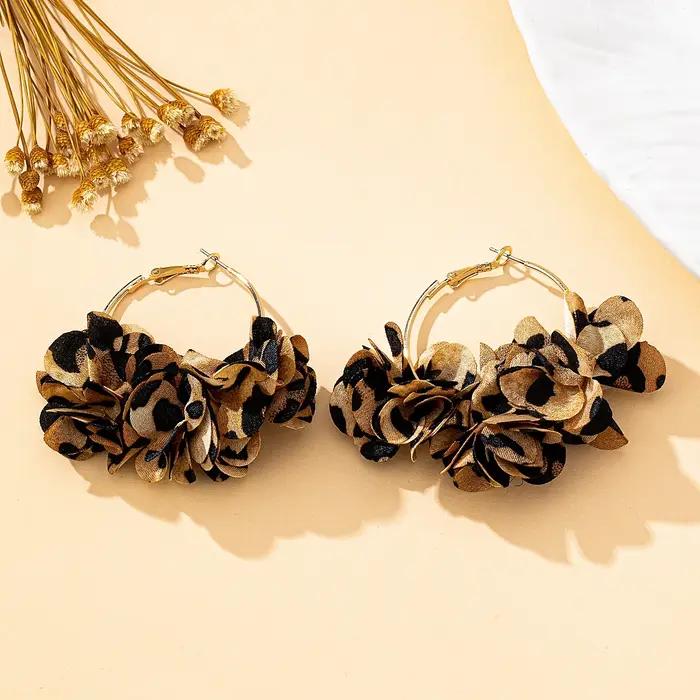 Une paire de boucles d'oreilles pendantes pour femmes avec imprimé léopard géométrique