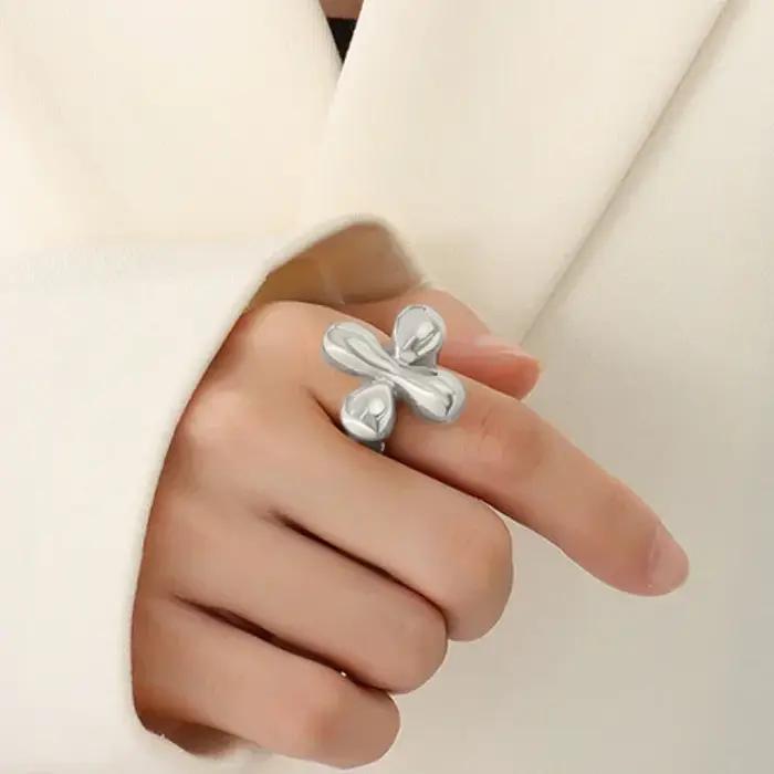 Bague en alliage de zinc avec forme géométrique pour femmes, design vintage et moderne, bijou de fête et tenue élégante, cadeau idéal pour les occasions spéciales