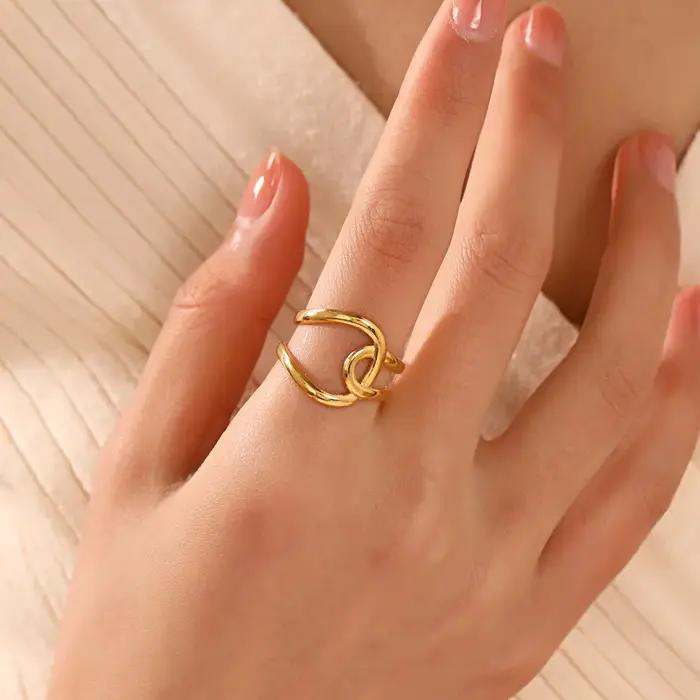 Bague en acier inoxydable forme cœur résistante à l'eau style punk pour femmes occasions spéciales romantique durable