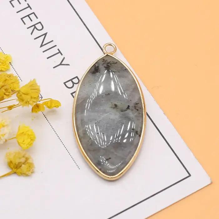 Pendentif en pierre naturelle de forme ovale