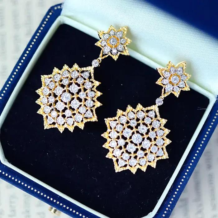 Boucles d'oreilles élégantes en dentelle dorée