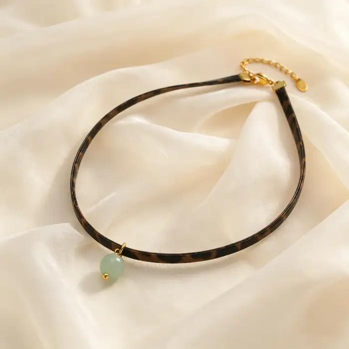 Collier ras du cou en cuir imprimé léopard avec pendentif en pierre naturelle
