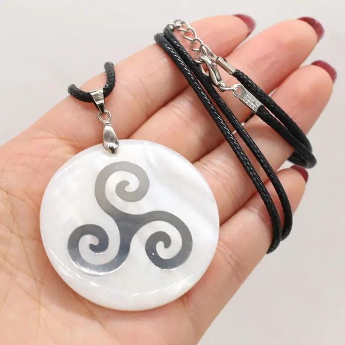 Collier en coquillage naturel avec pendentif goutte d'eau en cuir pour femmes élégantes romantique cadeau occasion spéciale